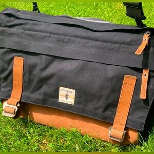 Cotopaxi kpong 15 litter Messenger Bag.